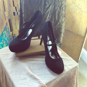 Cute black pumps!